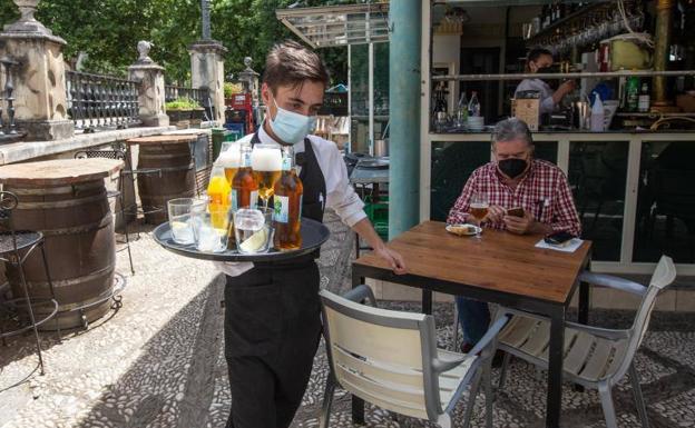 Un camarero en la terraza de Las Titas, gestionada por Grupo Abades. 