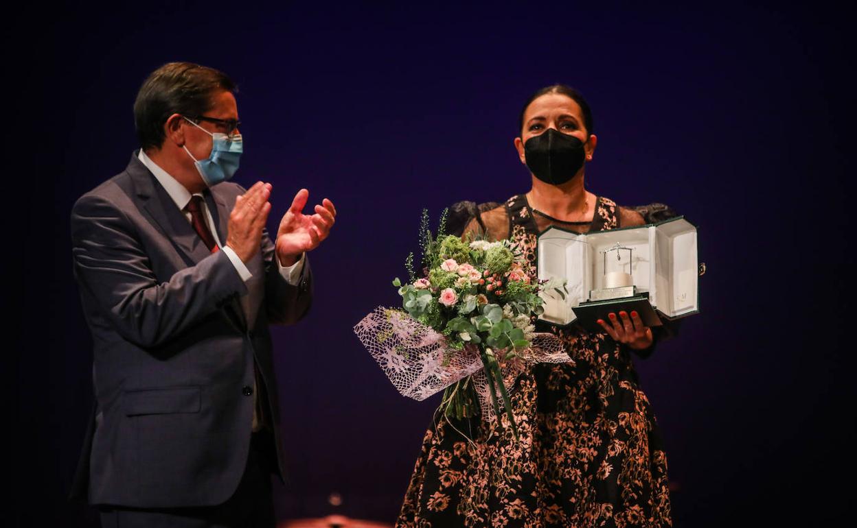 El presidente de la Diputación y Eva Yerbabuena tras la entrega del premio.