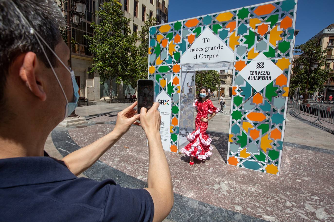 Los cacharritos en Almanjáyar y los farolillos en el Centro conjuran el ambiente de feria en espera de una edición de 2022 que se intuye por todo lo alto