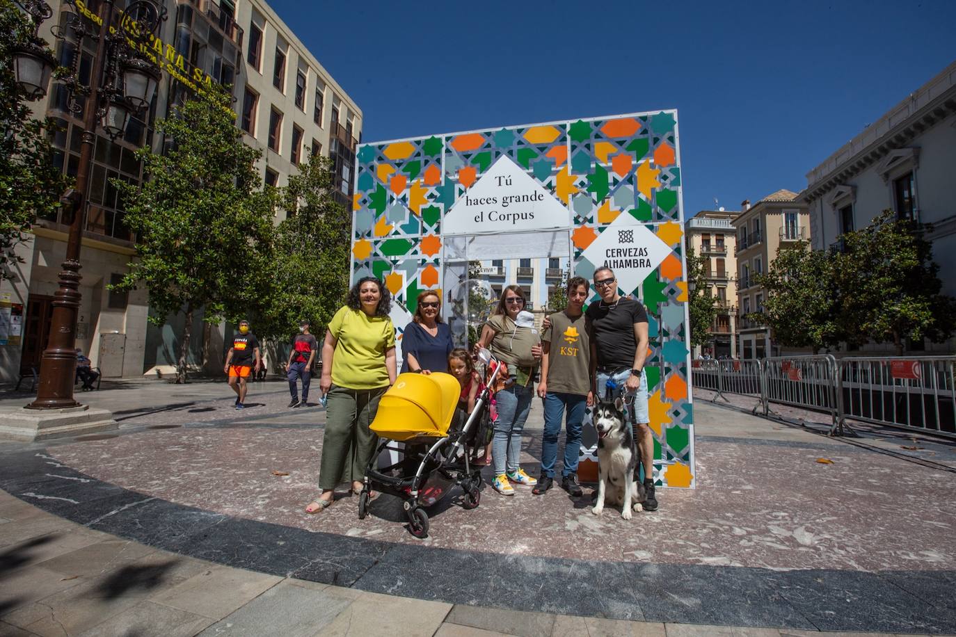 Los cacharritos en Almanjáyar y los farolillos en el Centro conjuran el ambiente de feria en espera de una edición de 2022 que se intuye por todo lo alto
