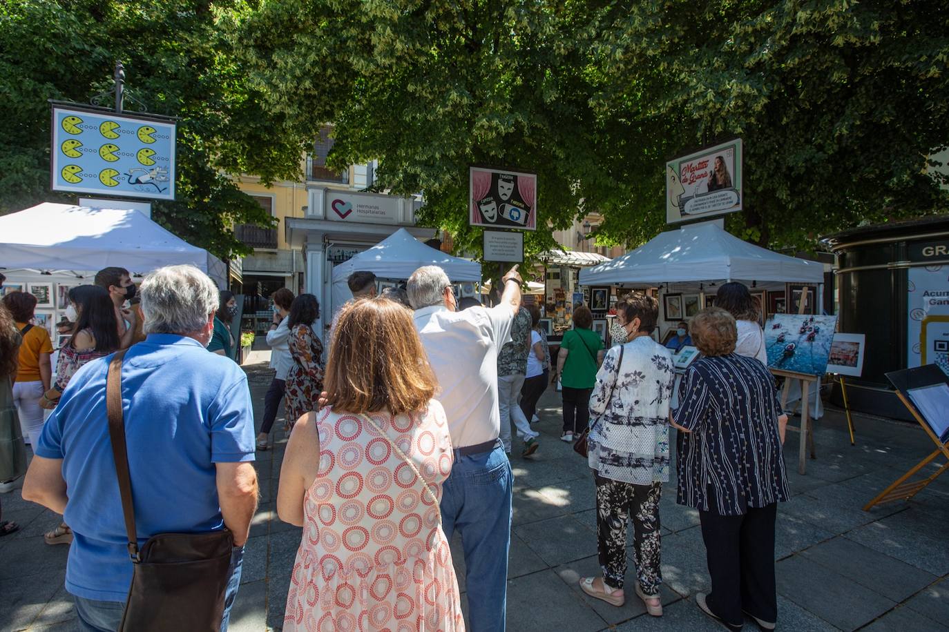 Los cacharritos en Almanjáyar y los farolillos en el Centro conjuran el ambiente de feria en espera de una edición de 2022 que se intuye por todo lo alto