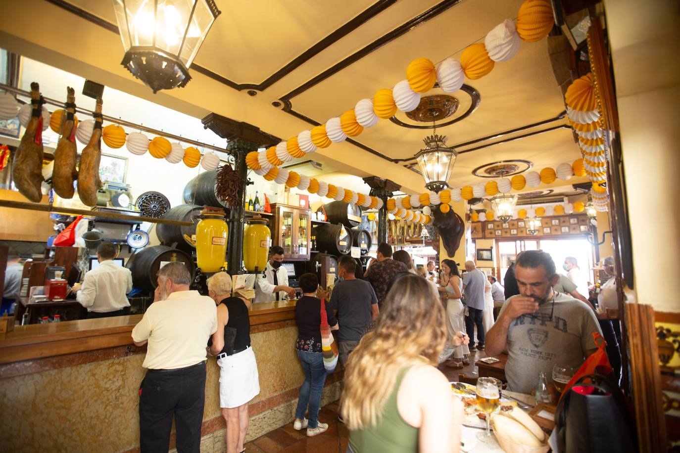 Los cacharritos en Almanjáyar y los farolillos en el Centro conjuran el ambiente de feria en espera de una edición de 2022 que se intuye por todo lo alto