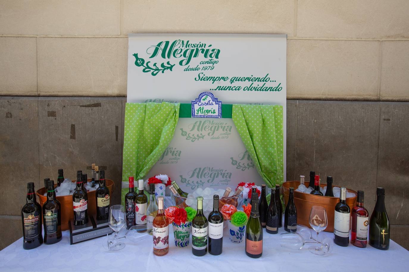 Los cacharritos en Almanjáyar y los farolillos en el Centro conjuran el ambiente de feria en espera de una edición de 2022 que se intuye por todo lo alto