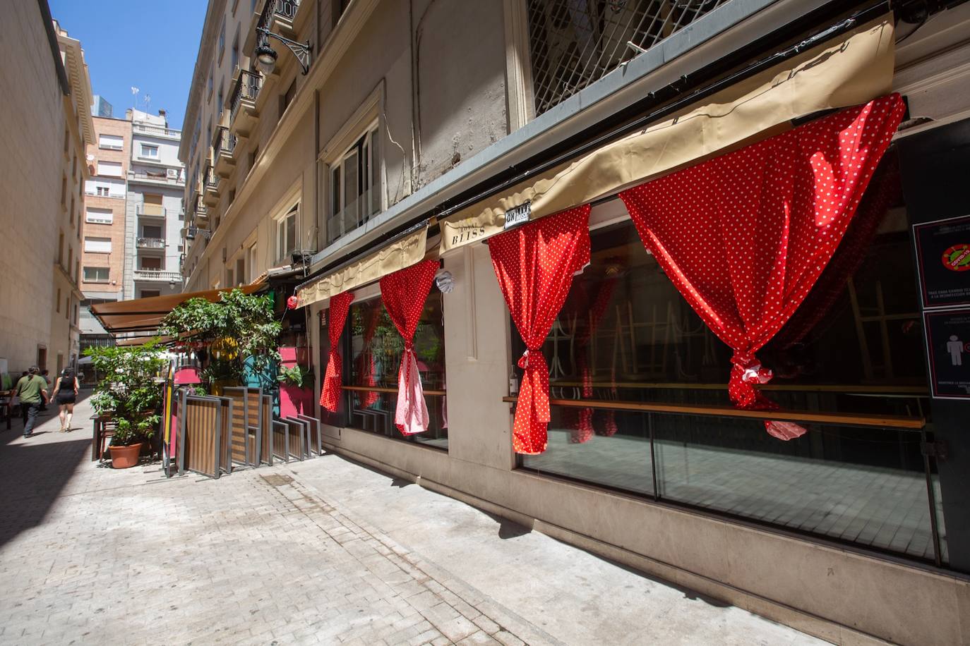 Los cacharritos en Almanjáyar y los farolillos en el Centro conjuran el ambiente de feria en espera de una edición de 2022 que se intuye por todo lo alto