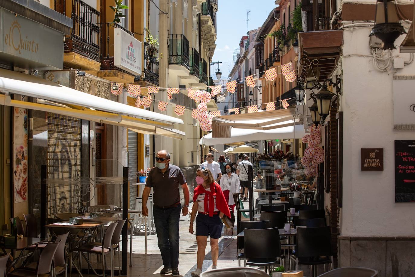 Los cacharritos en Almanjáyar y los farolillos en el Centro conjuran el ambiente de feria en espera de una edición de 2022 que se intuye por todo lo alto