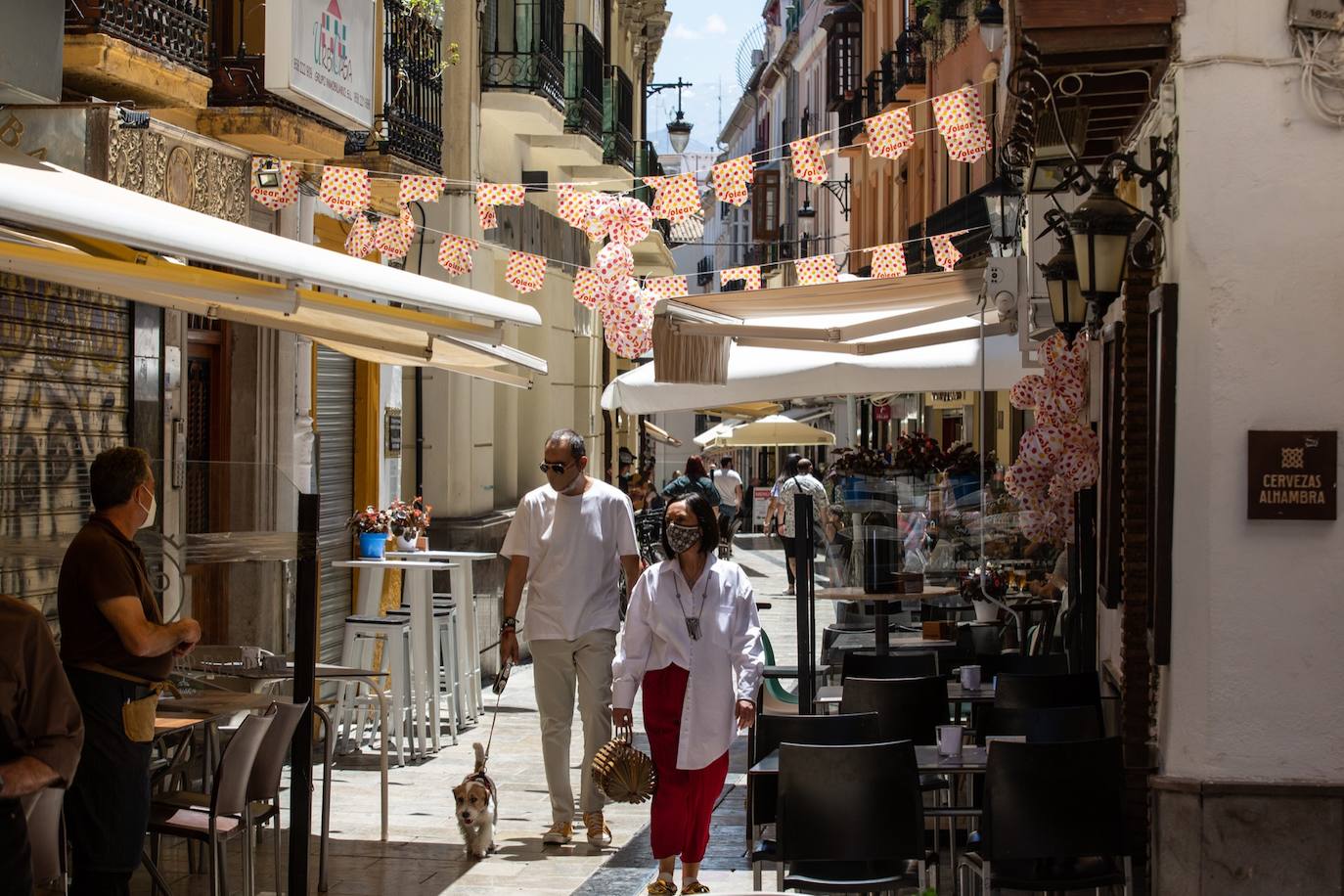 Los cacharritos en Almanjáyar y los farolillos en el Centro conjuran el ambiente de feria en espera de una edición de 2022 que se intuye por todo lo alto