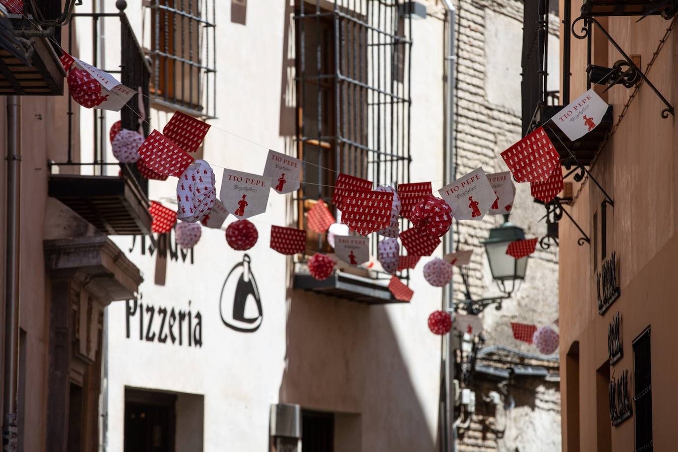 Los cacharritos en Almanjáyar y los farolillos en el Centro conjuran el ambiente de feria en espera de una edición de 2022 que se intuye por todo lo alto