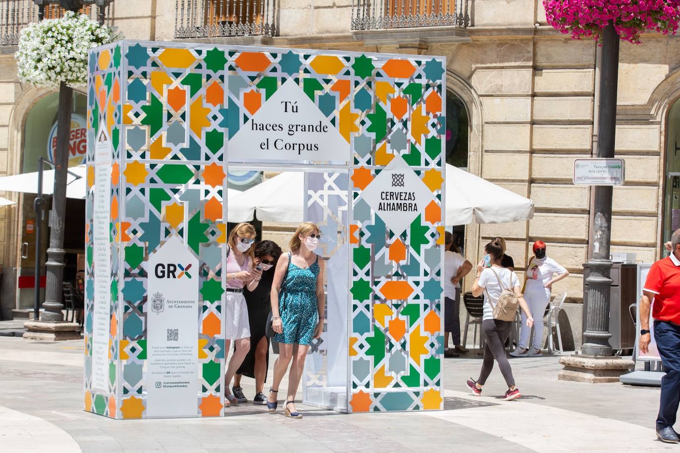 Los cacharritos en Almanjáyar y los farolillos en el Centro conjuran el ambiente de feria en espera de una edición de 2022 que se intuye por todo lo alto