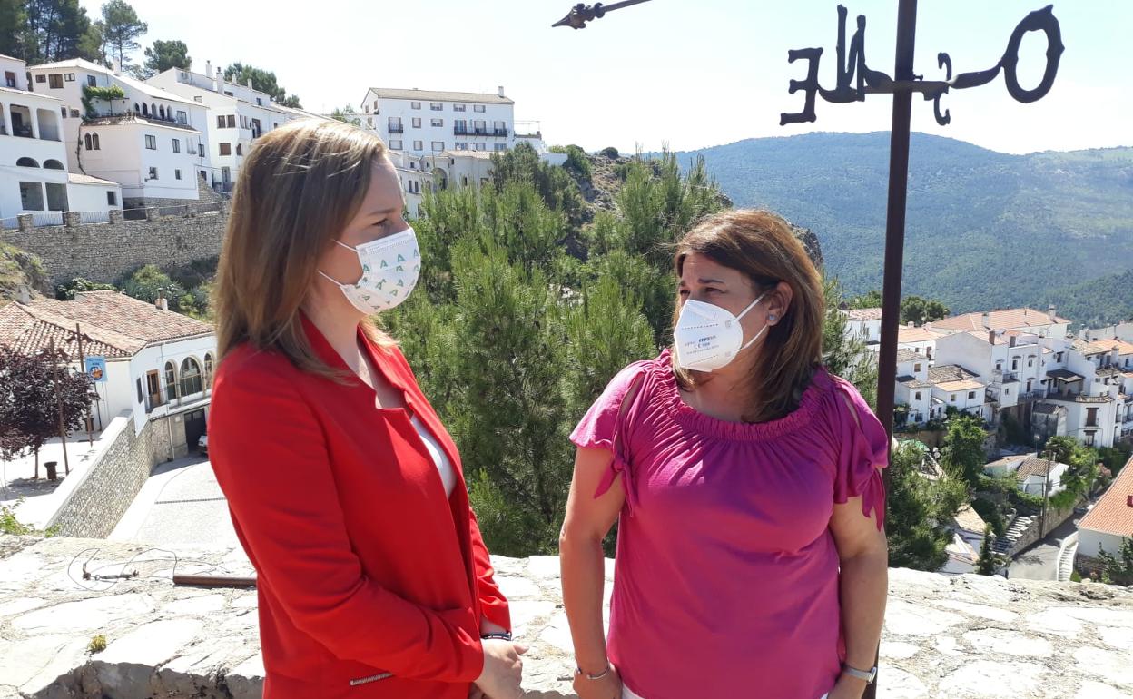 Marián Adán y Esperanza Chinchilla, en Segura de la Sierra. 