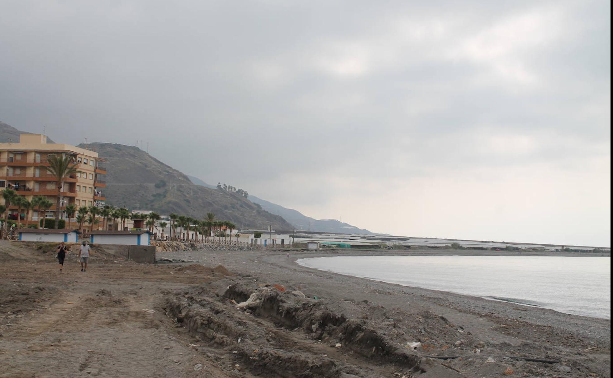 Tierra remozada en Albuñol, donde se ha comenzado en el último mes a regenerar el litoral tras retirar los invernaderos
