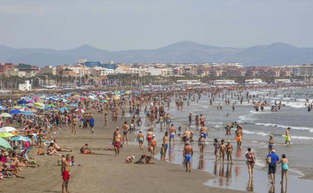 La Junta estudia vacunar a quienes vengan a Andalucía de vacaciones