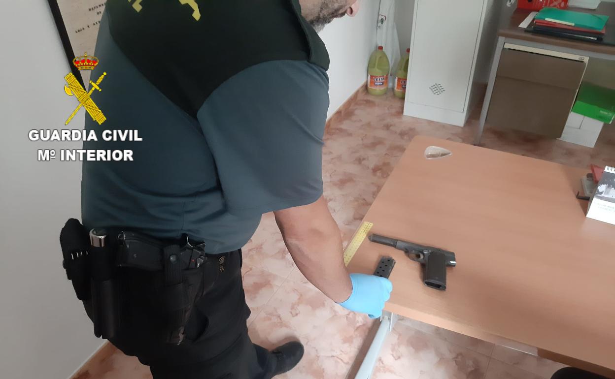 Amenaza a un individuo en Íllora y le encuentran una pistola en su coche, donde había un bebé