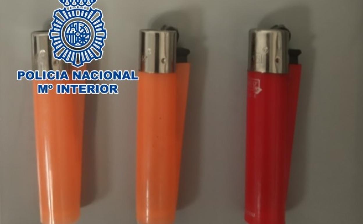 Los mecheros incautados a la mujer.