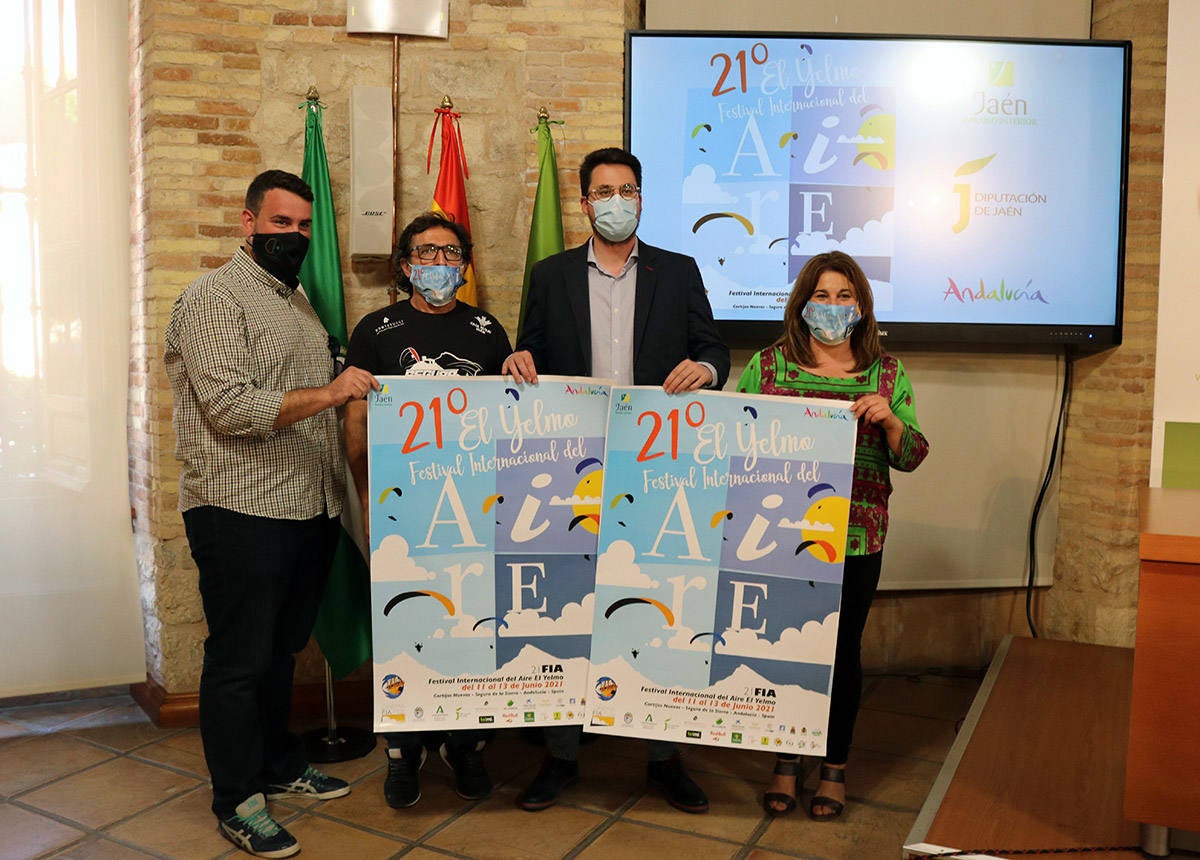 El diputado de Promoción y Turismo, Francisco Javier Lozano, entre la alcaldesa María Esperanza Chinchilla y el director de este festival, Ramón López