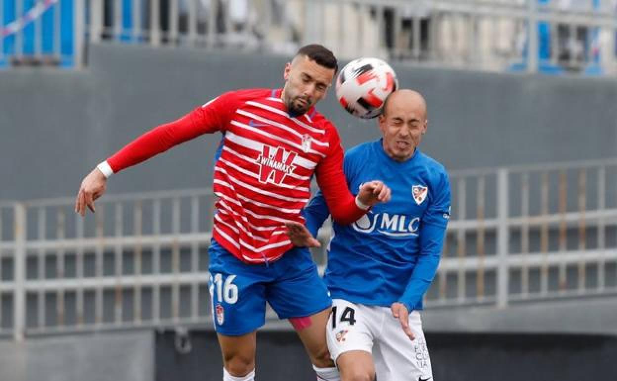 López disputa un balón aéreo ante el Linares. 
