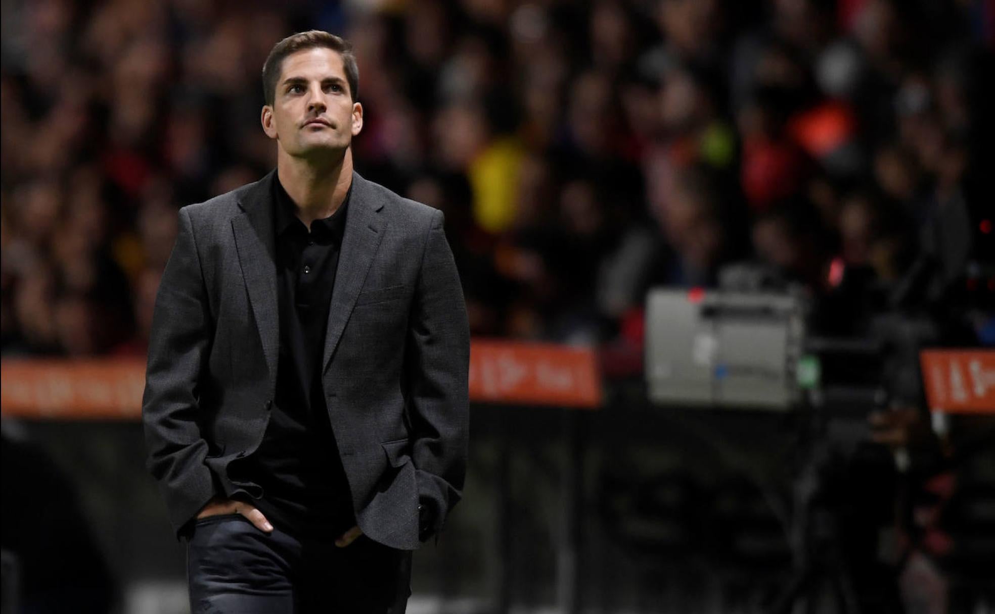 Robert Moreno, pensativo durante un partido de la Selección española. 