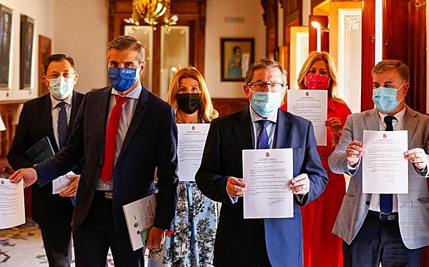 Los ediles del PP con su acta de renuncia.