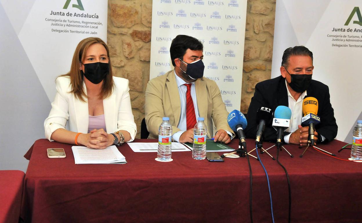 La delegada Marián Adán, el director general Joaquín López-Sidro y el alcalde de Linares, Raúl Caro. 