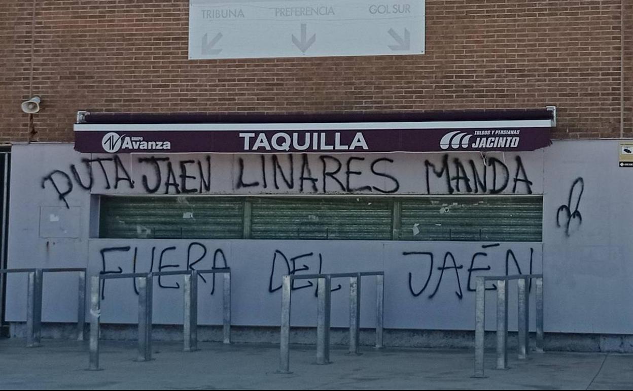Pintadas en la fachada del estadio de La Victoria. 
