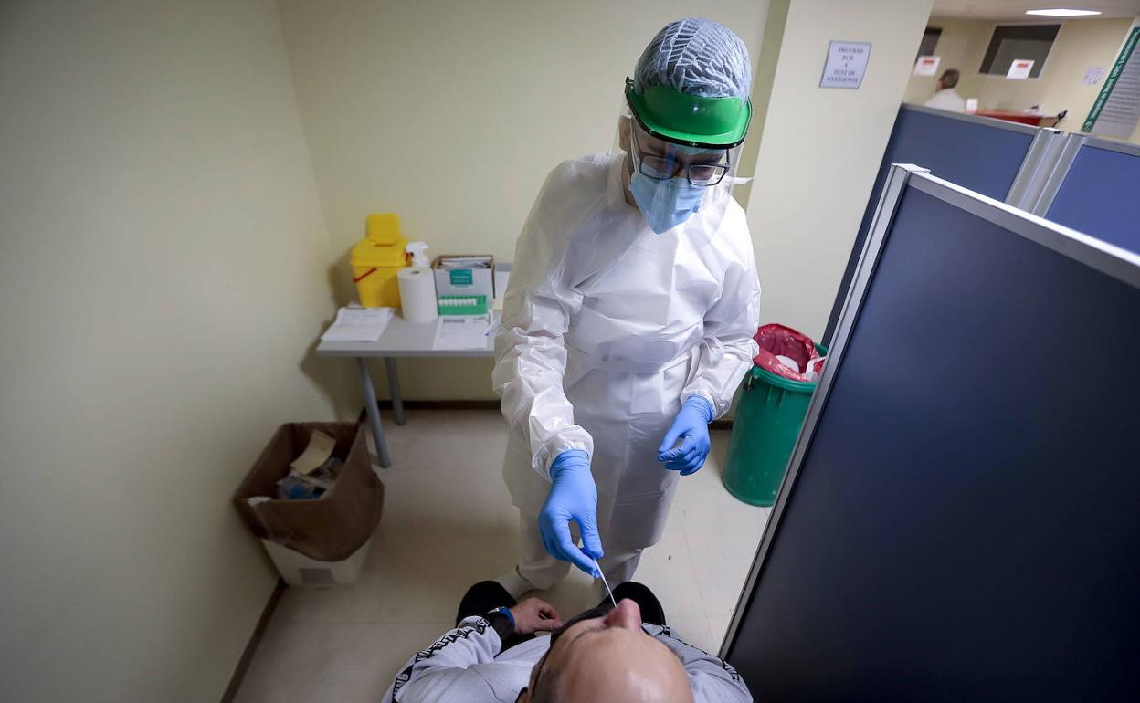 Pruebas PCR en un centro sanitario de la Costa. 