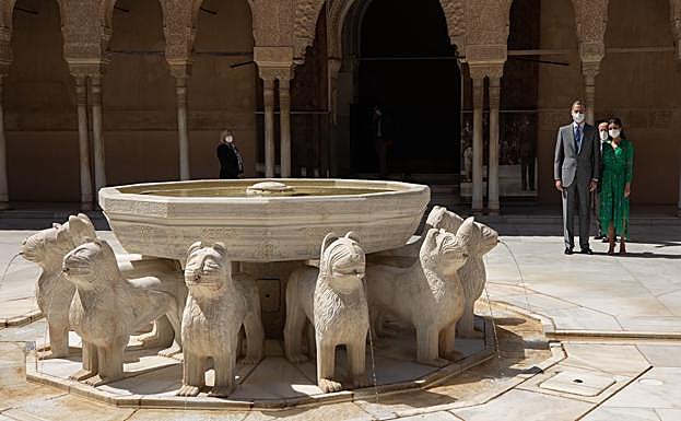 Imagen. Felipe VI y Doña Letizia en el Patio de los Leones.
