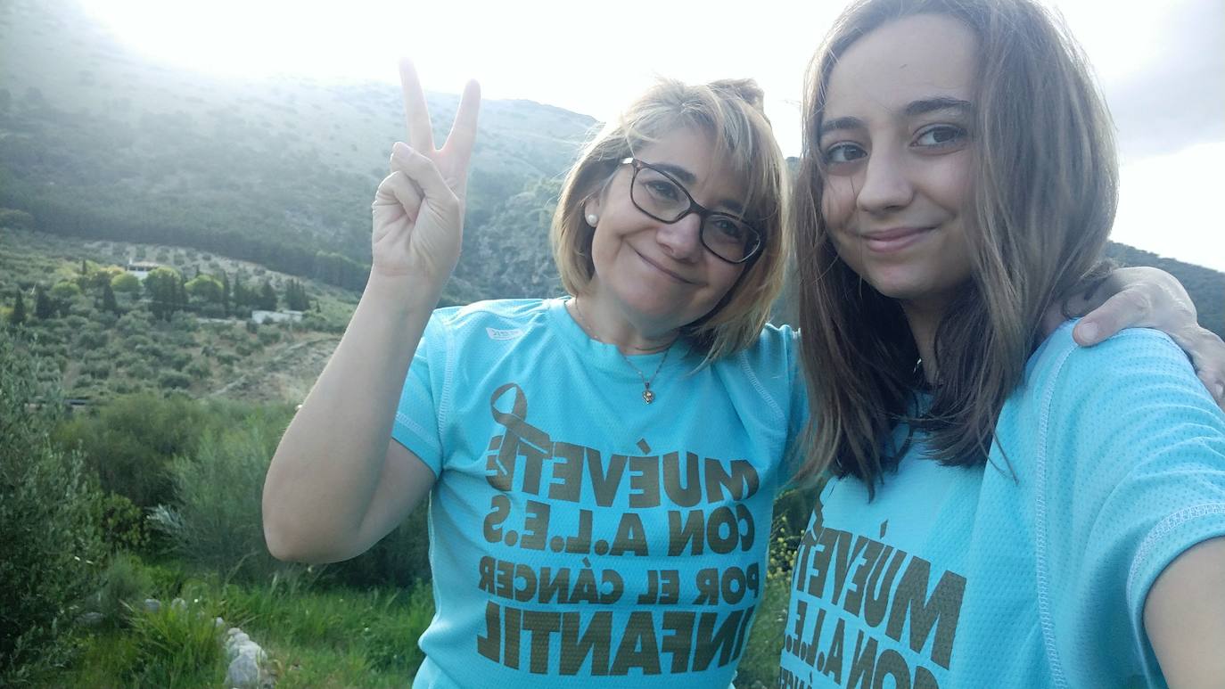 Celia Garrido (derecha), que padece una enfermedad rara, posa junto a su madre, María José Expósito.