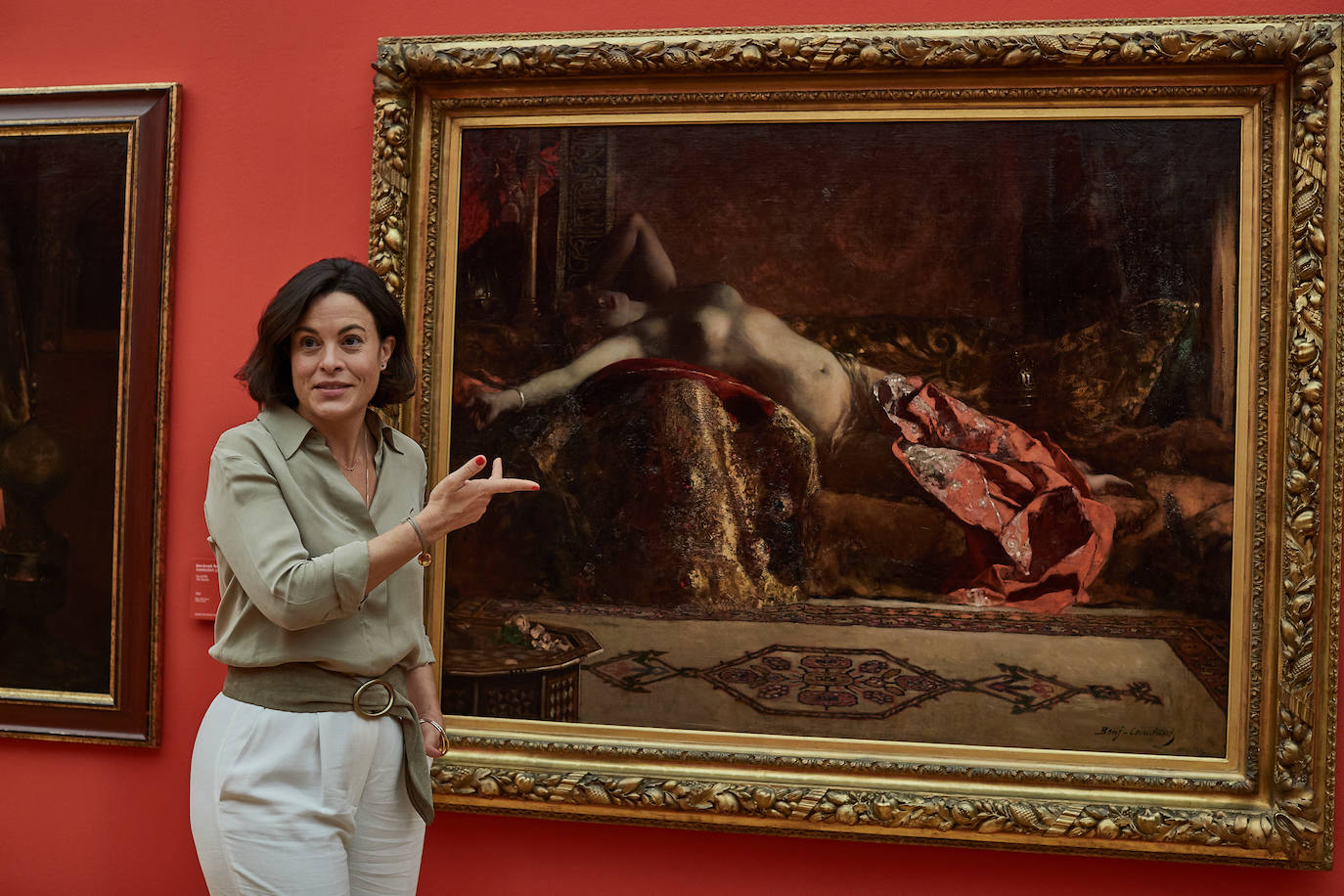 María López, comisaria, explica La odalisca tumbada, de Constant. 