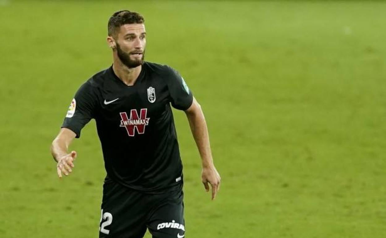 El central otea el campo en busca de un pase. 