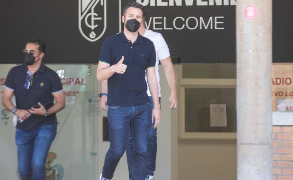 Fran Sánchez saludaba así este jueves tras grabar el vídeo de su adiós al Granada. 