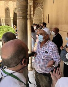 Imagen secundaria 2 - Los Reyes y los turistas, deseosos de sacarles una foto. 