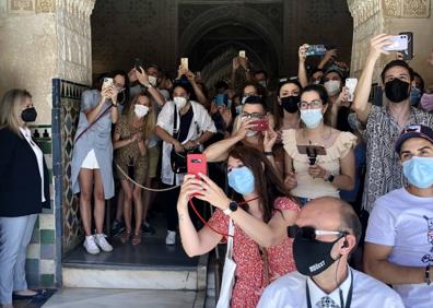 Imagen secundaria 1 - Los Reyes y los turistas, deseosos de sacarles una foto. 
