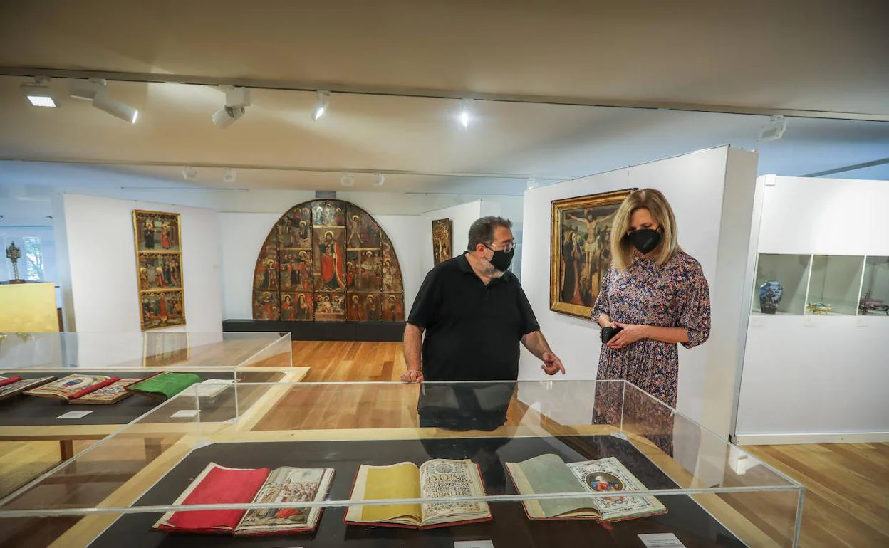 José Vallejo, comisario de la muestra, y Poli Servián, de Fundación Caja Rural, ante las ejecutorias de hidalguía.