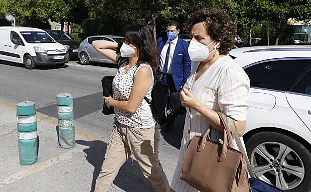 Momento de la llegada de la granadina, acompañada por su abogado y la que fuera su asesora, Paqui Granados, al CIS. 
