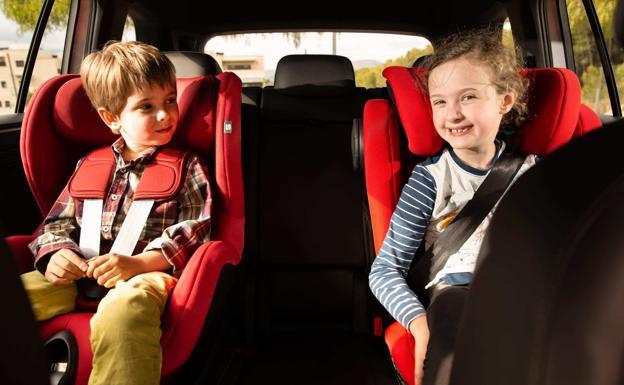 Advertencia de la OCU sobre el uso de los alzadores para niños en el coche