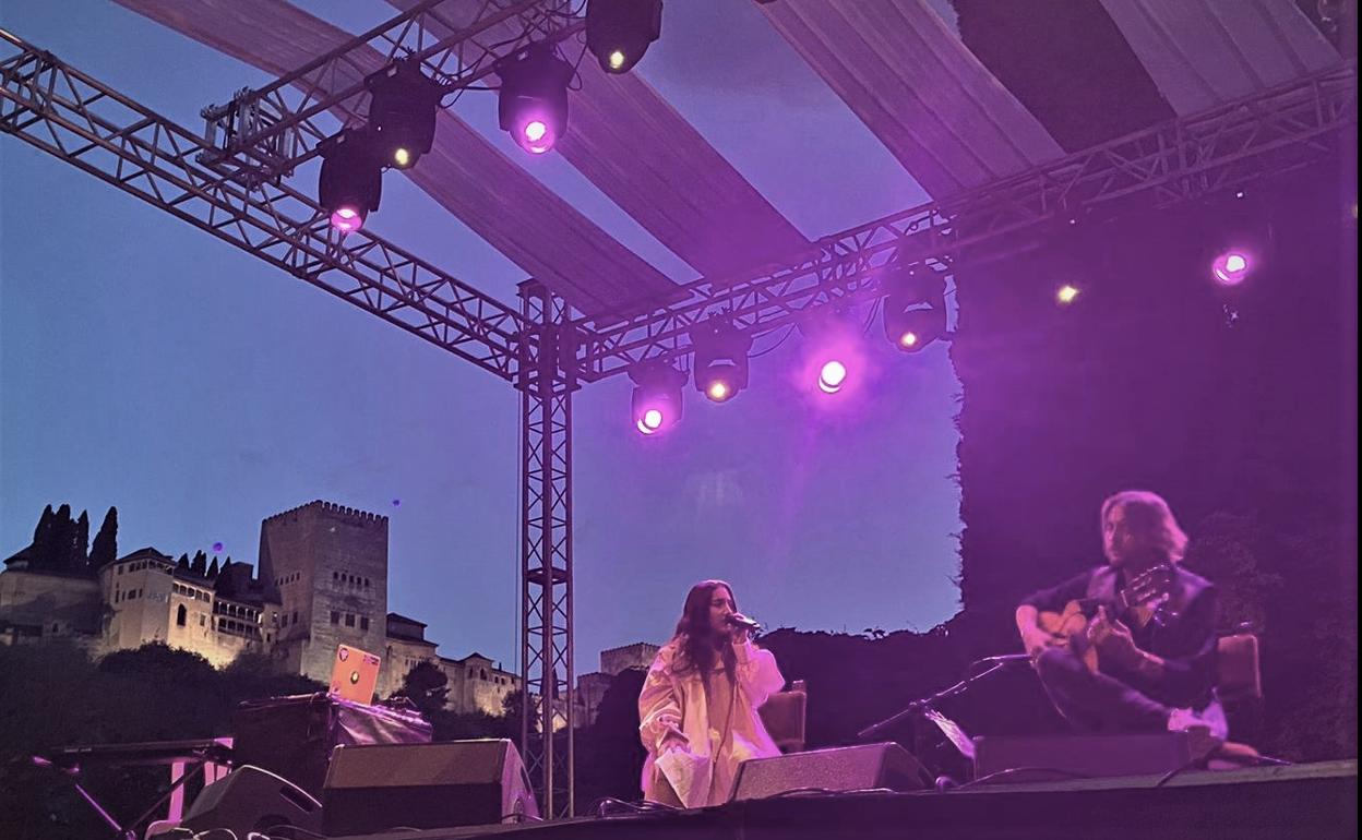 María José Llergo, la noche del sábado en el Palacio de los Córdova, con la Alhambra enmarcando su actuación.