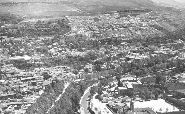 Vista aérea de 1957 de la zona del río Genil y de los Escolapios. 