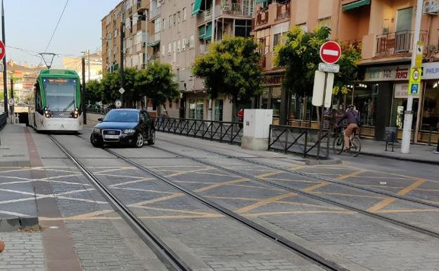 Varios heridos leves al chocar un coche contra el metro de Granada