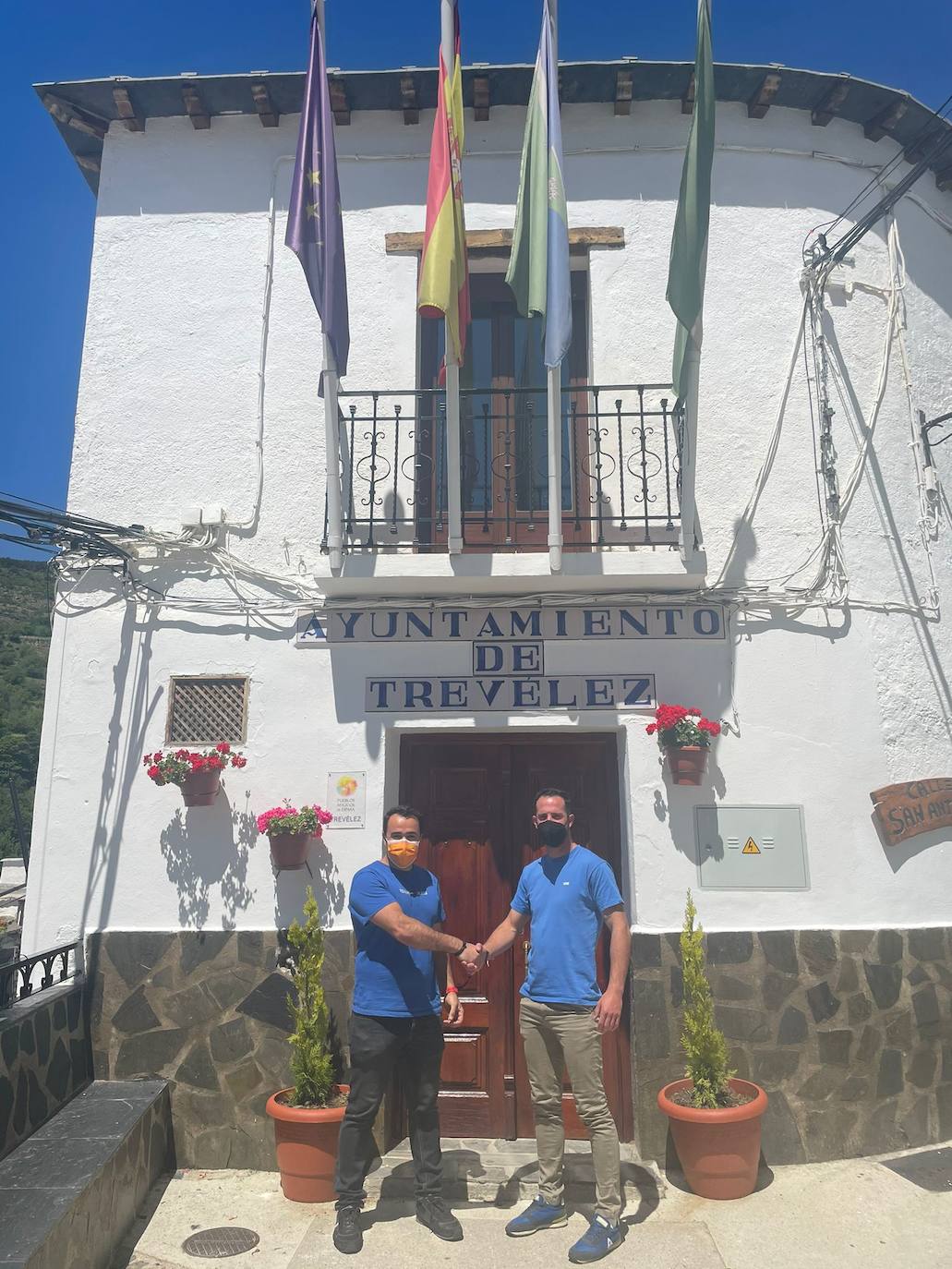 Víctor Expósito deja la alcaldía de Trevélez en manos de Adrián Gallegos.