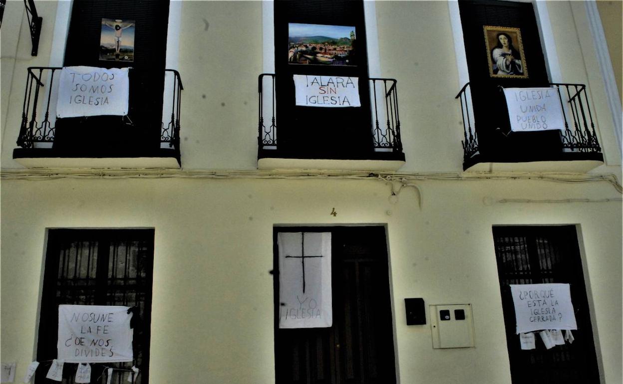 Carteles de proesta potr el cierre de la iglesia de Talará