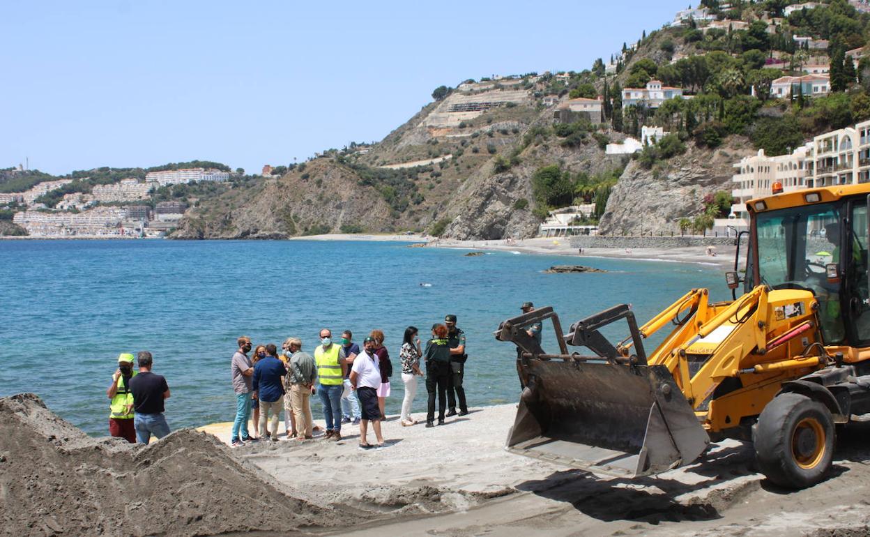 Costas invierte 200.000 euros en arreglar las playas de Granada de cara al verano