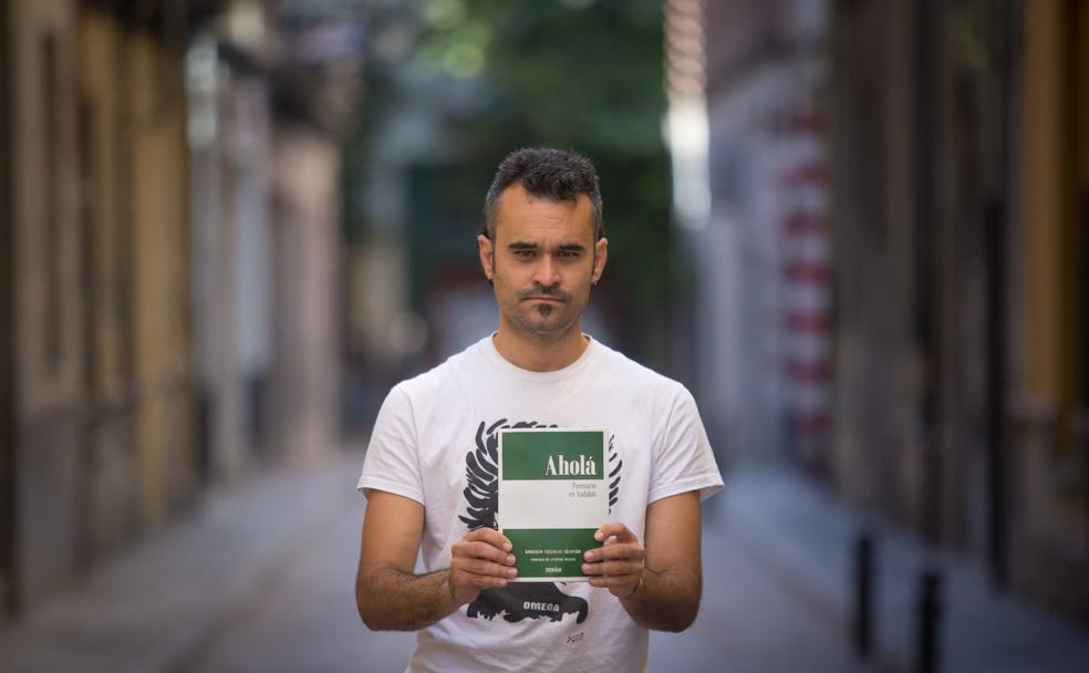 Roberto Villegas muestra su poemario escrito en 'Andalúh'. 