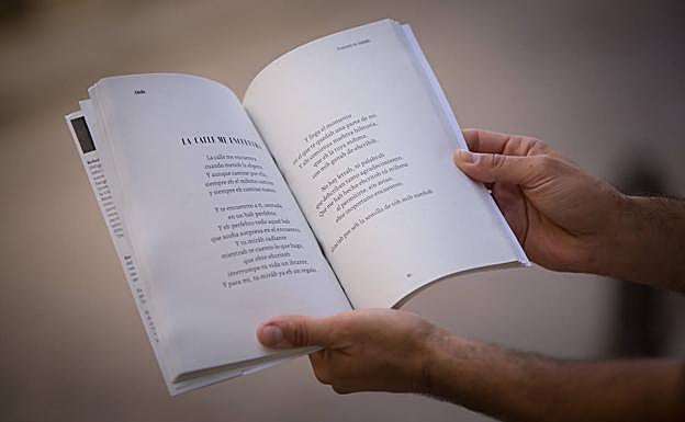 Roberto se autoedita. 