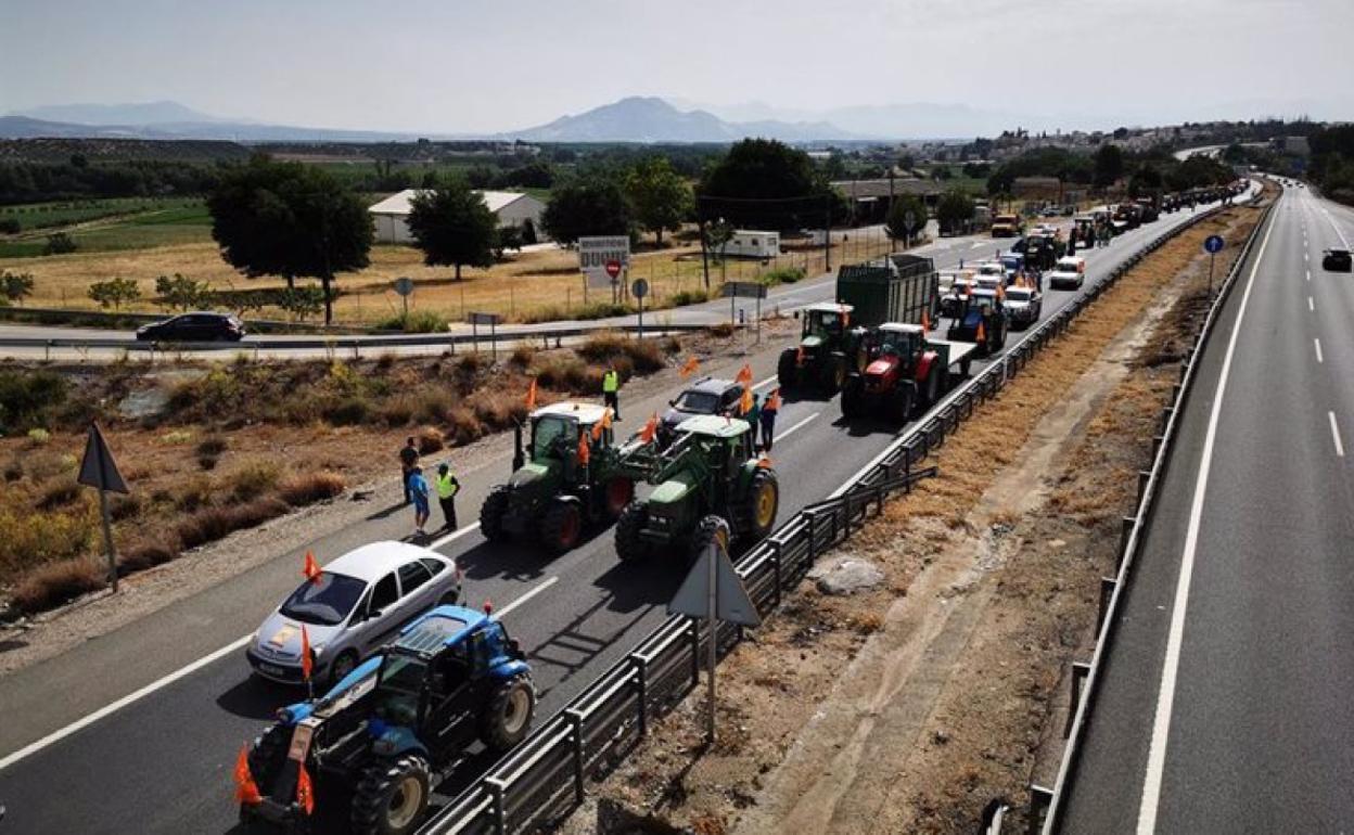 Tractorada por el arreglo del camino de servicio de la A-92 con Moraleda. 