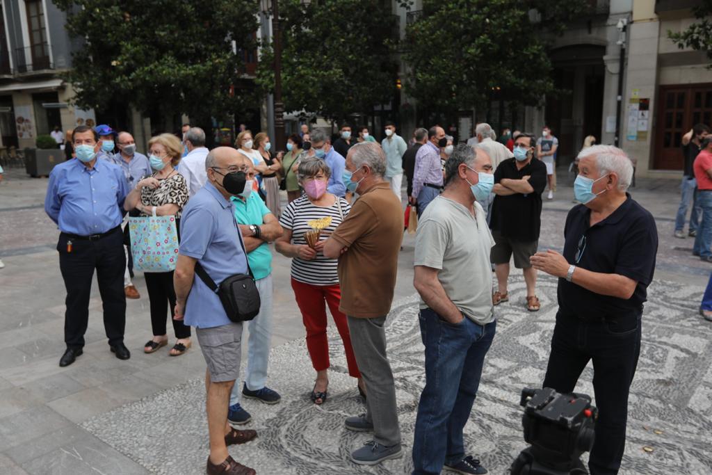 La asociación Juntos por Granada es la promotora de esta concentración, convocada ante la grave crisis municipal que se está produciendo en la ciudad