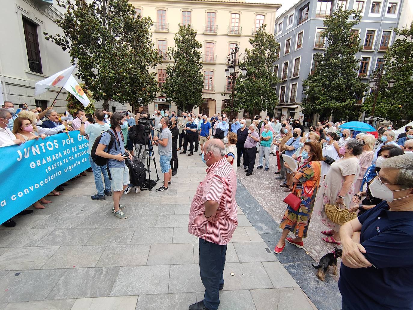 La asociación Juntos por Granada es la promotora de esta concentración, convocada ante la grave crisis municipal que se está produciendo en la ciudad