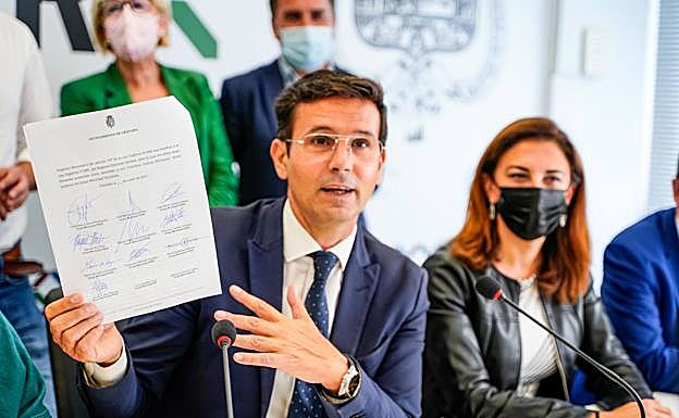 Paco Cuenca muestra el documento de la moción de censura.