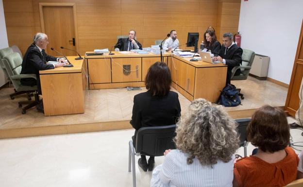 Juana, frente al juez Piñar, durante el juicio celebrado en 2018 en la sala de vistas del Juzgado de lo Penal 1 de Granada. 