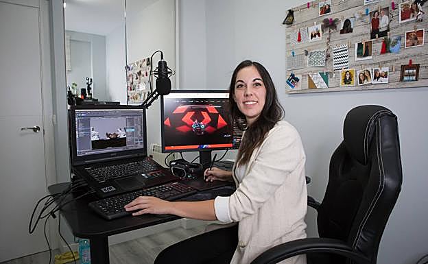 María Valle trabaja en un apartamento en el centro de Granada. 