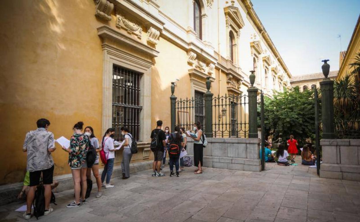 Estudiantes en la entrada de la Facultad de Derecho, durante la primera jornada de PEvAU. 