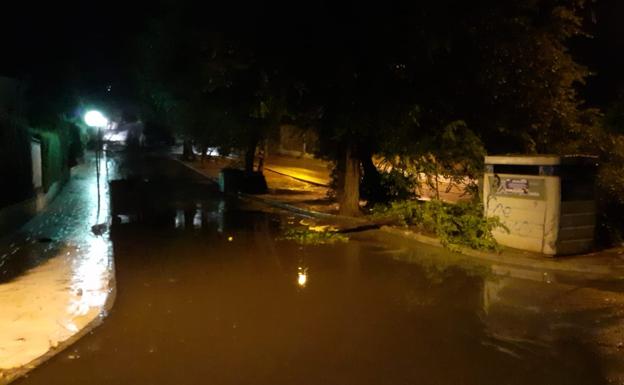 Imagen principal - Algunas de las incidencias de anoche por la tormenta.